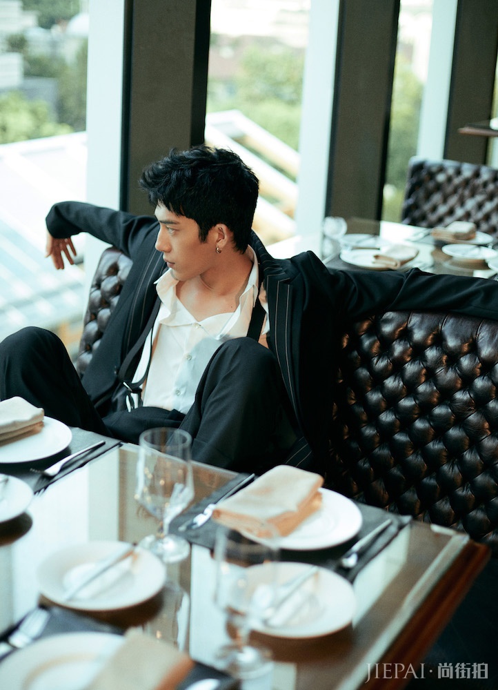 井柏然全新写真上线 儒雅随性展现别样时尚魅力