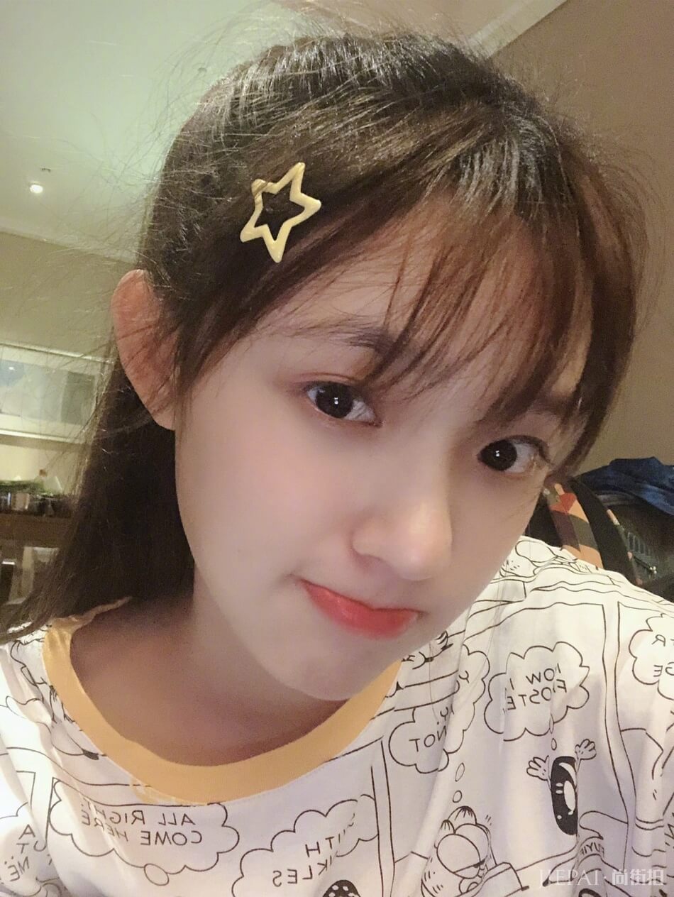 美妆博主林允再次上线 叠涂唇色好玩又好看