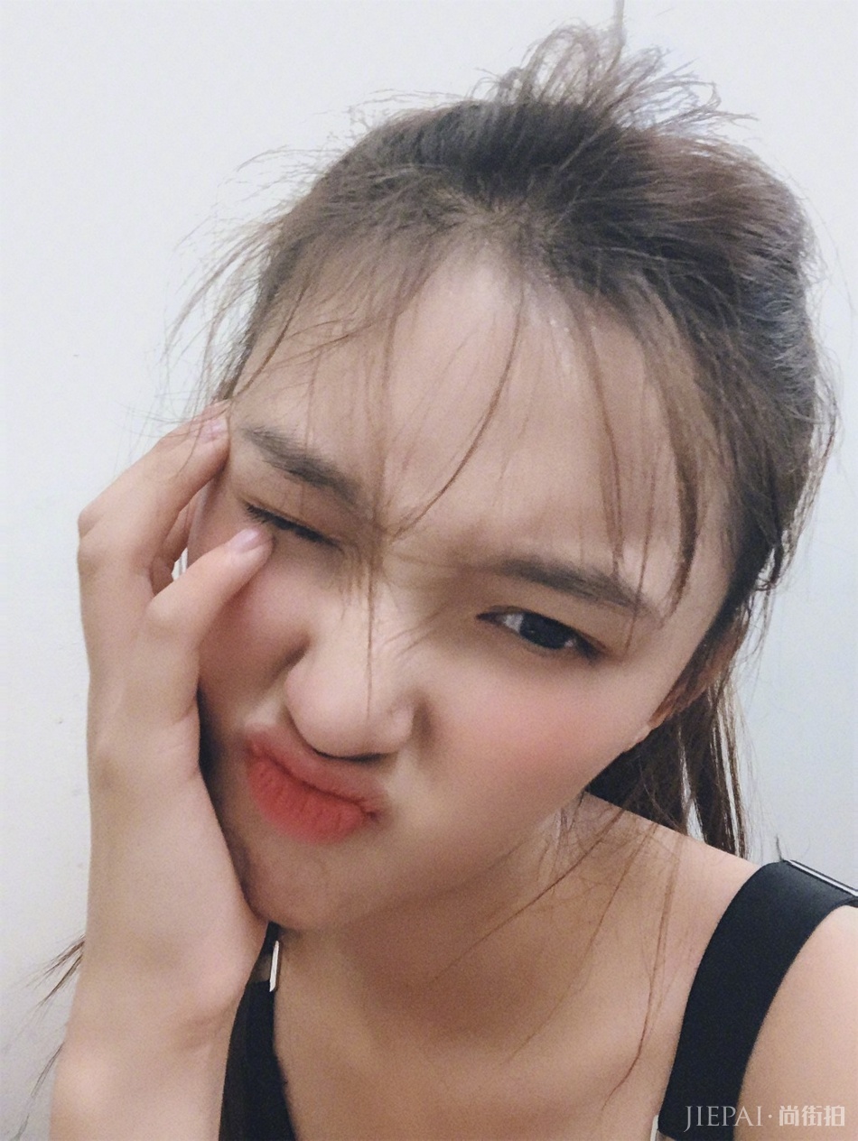 美妆博主林允再次上线 叠涂唇色好玩又好看