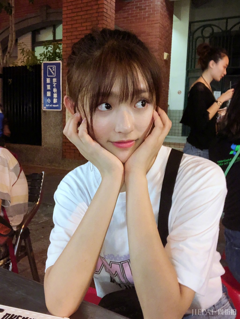 美妆博主林允再次上线 叠涂唇色好玩又好看