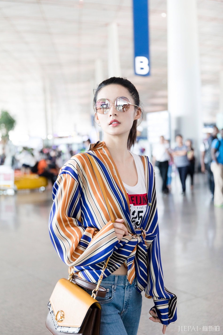 李沁学院风现身机场 衬衫配学院包轻松灵动