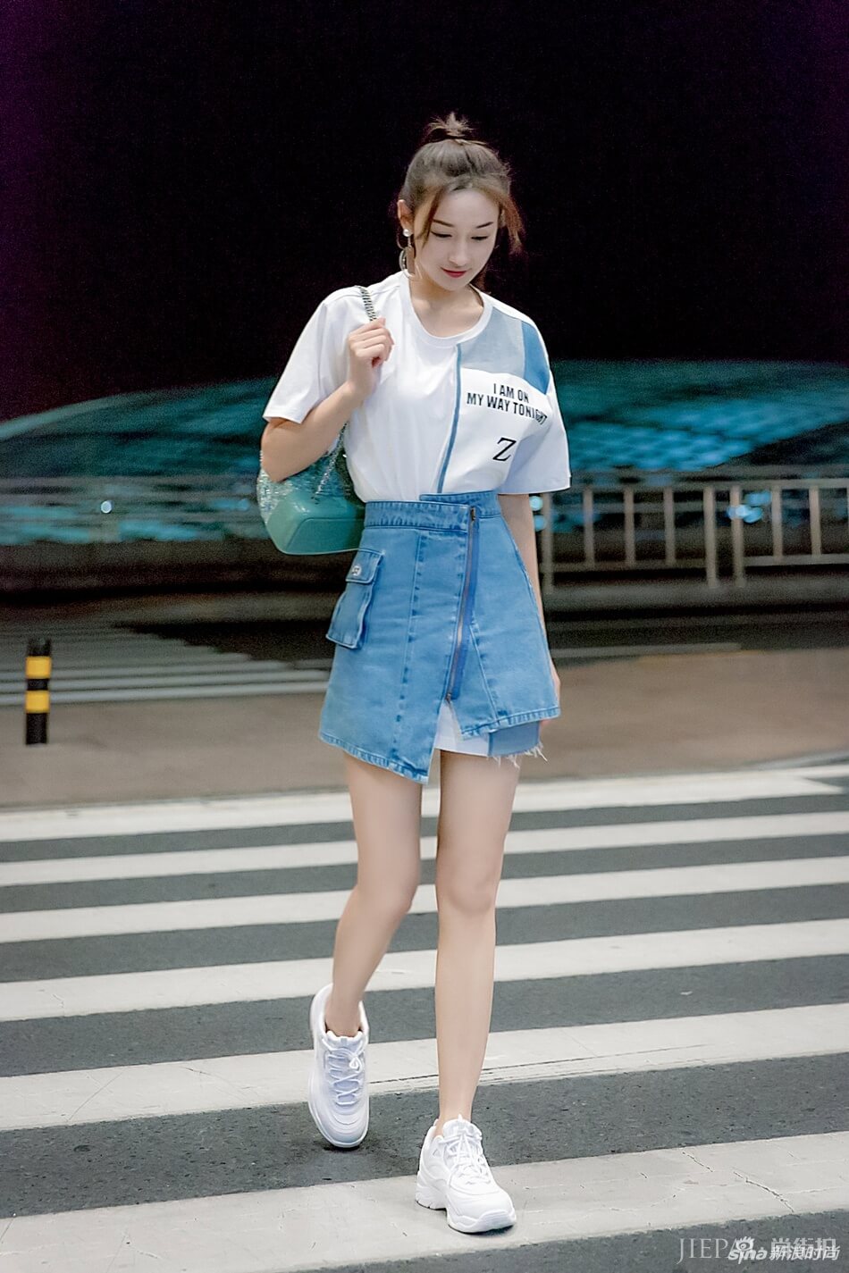 李若宁启程米兰时装周 白T牛仔裙清新可人