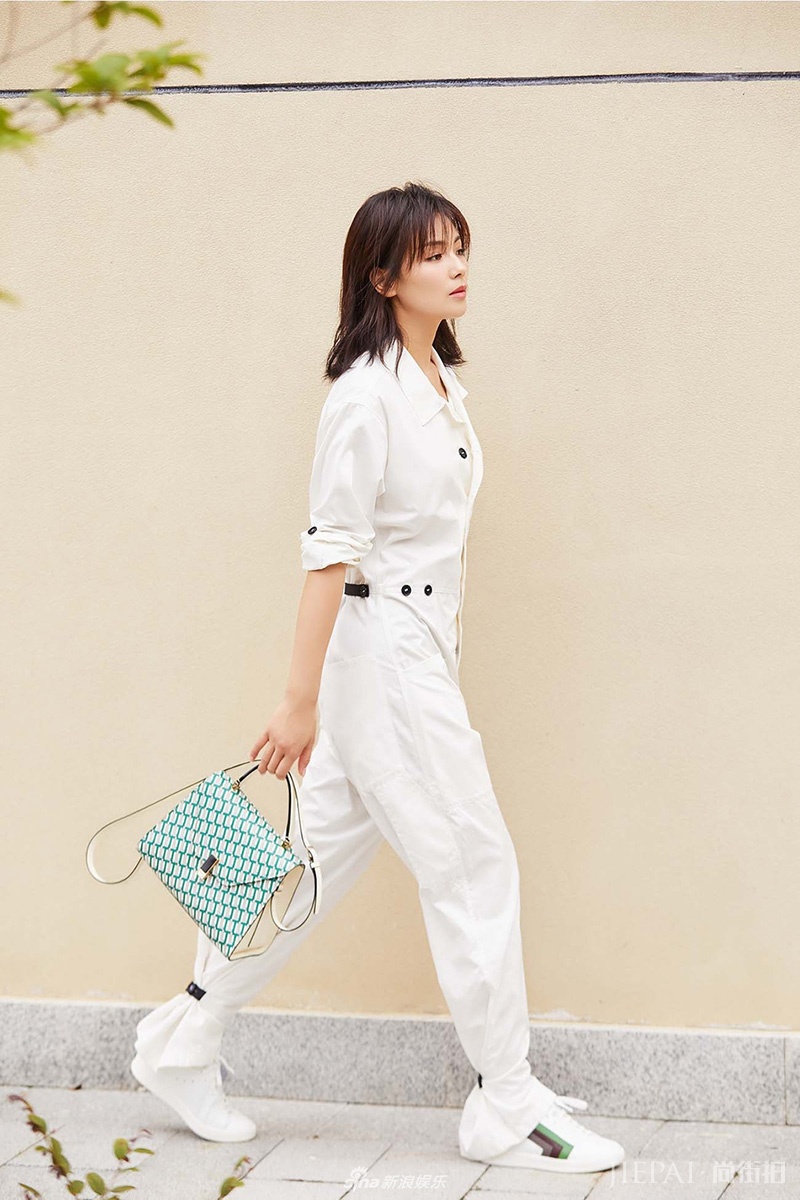 刘涛早秋街拍曝光 工装连体裤演绎率真街头风