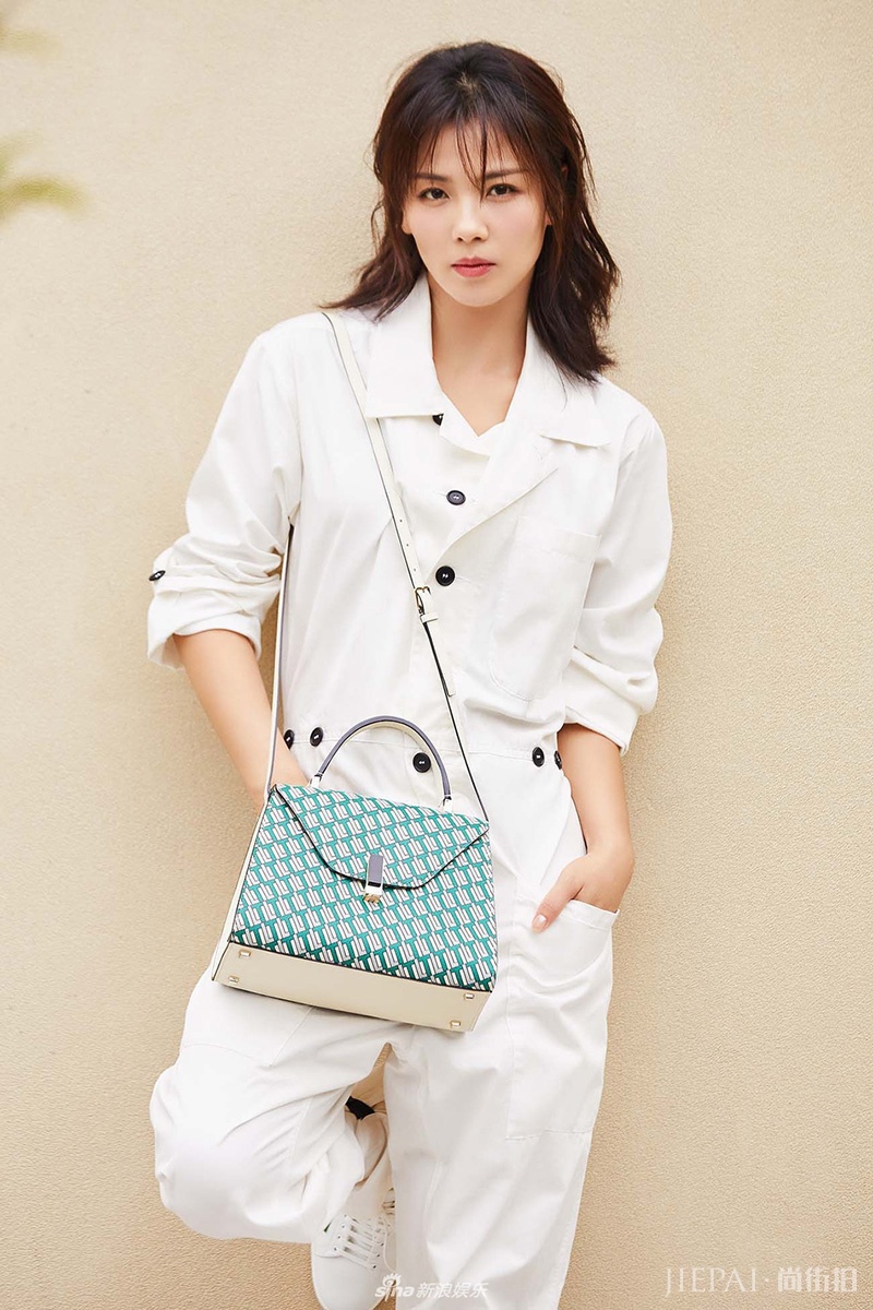 刘涛早秋街拍曝光 工装连体裤演绎率真街头风