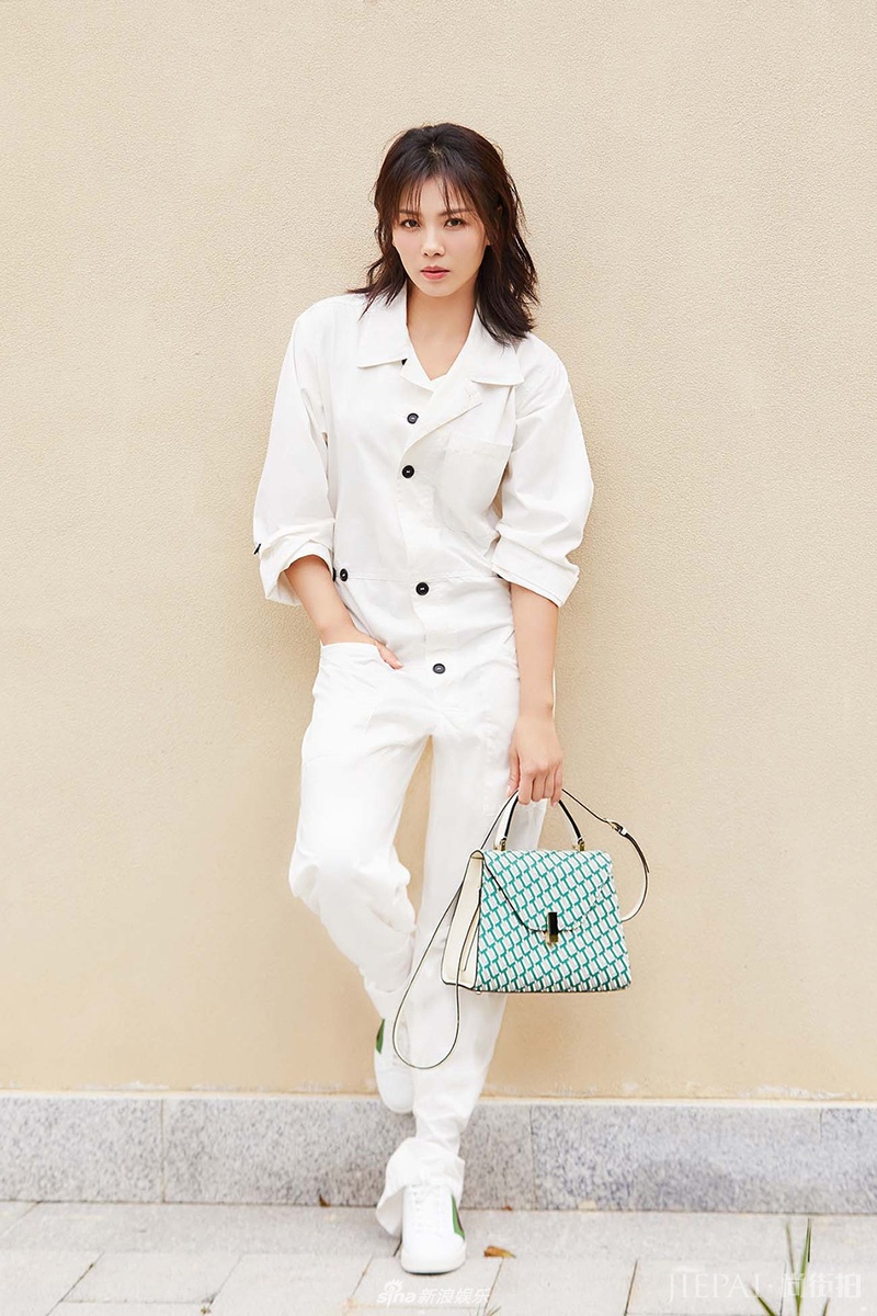 刘涛早秋街拍曝光 工装连体裤演绎率真街头风