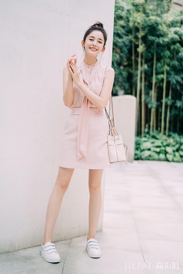 娜扎应邀启程纽约时装周 叠搭莫兰迪粉少女力十足