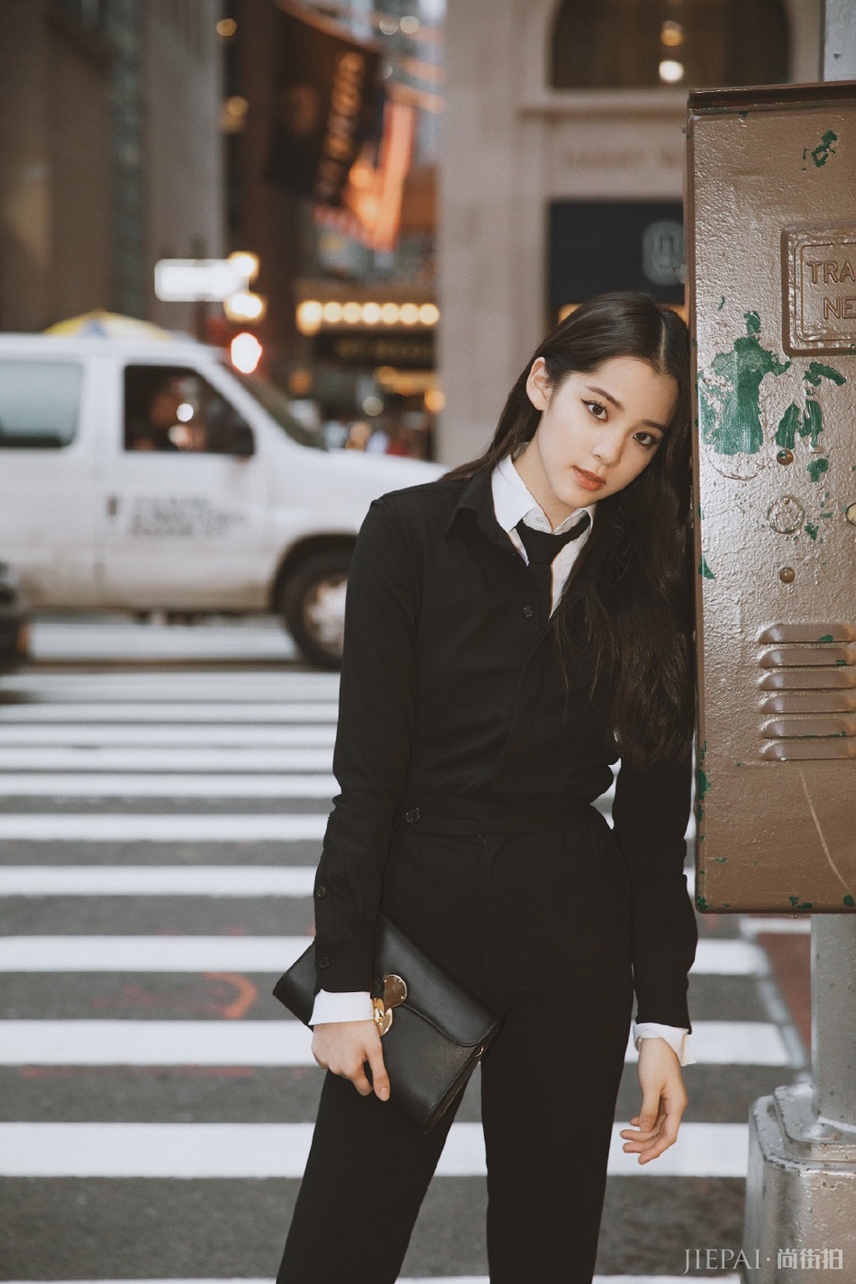 欧阳娜娜亮相纽约时装周 黑色套装演绎摩登女郎