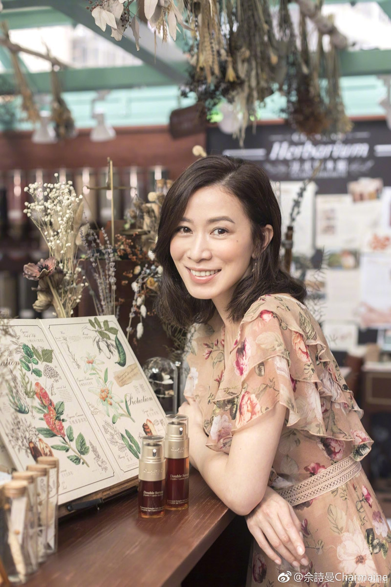 佘诗曼V领纱裙现身 优雅大气惊艳全场