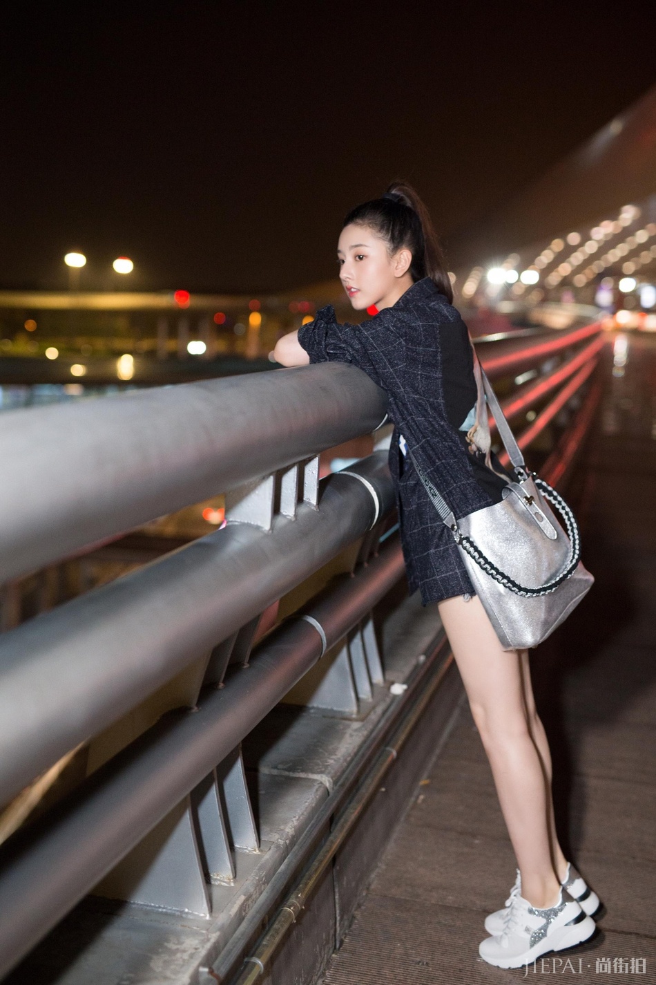 宋祖儿启程米兰时装周 长腿搭配彰显青春活力