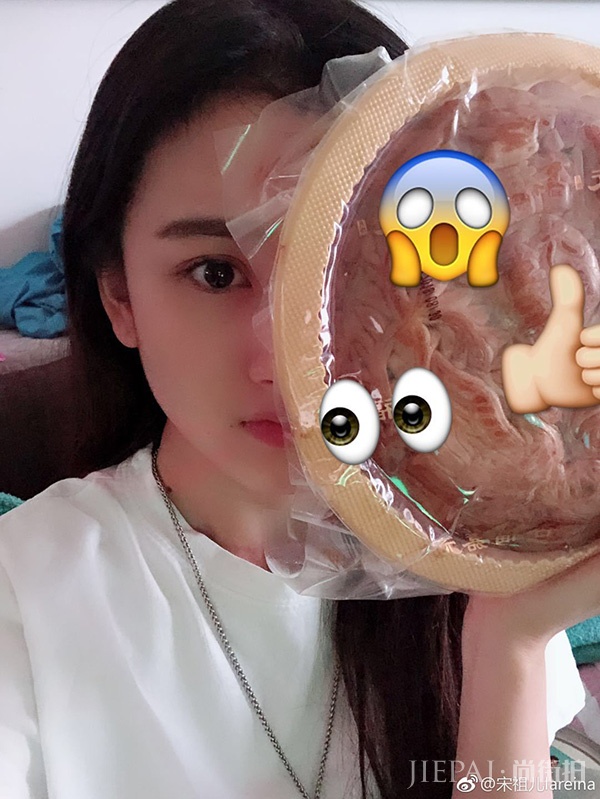 宋祖儿中秋晒“巨型”月饼 饼比脸大系列get