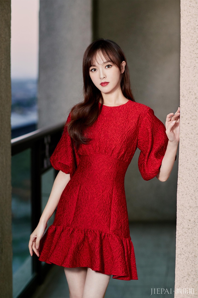 唐嫣红色连衣裙亮相央视中秋晚会 甜美动人