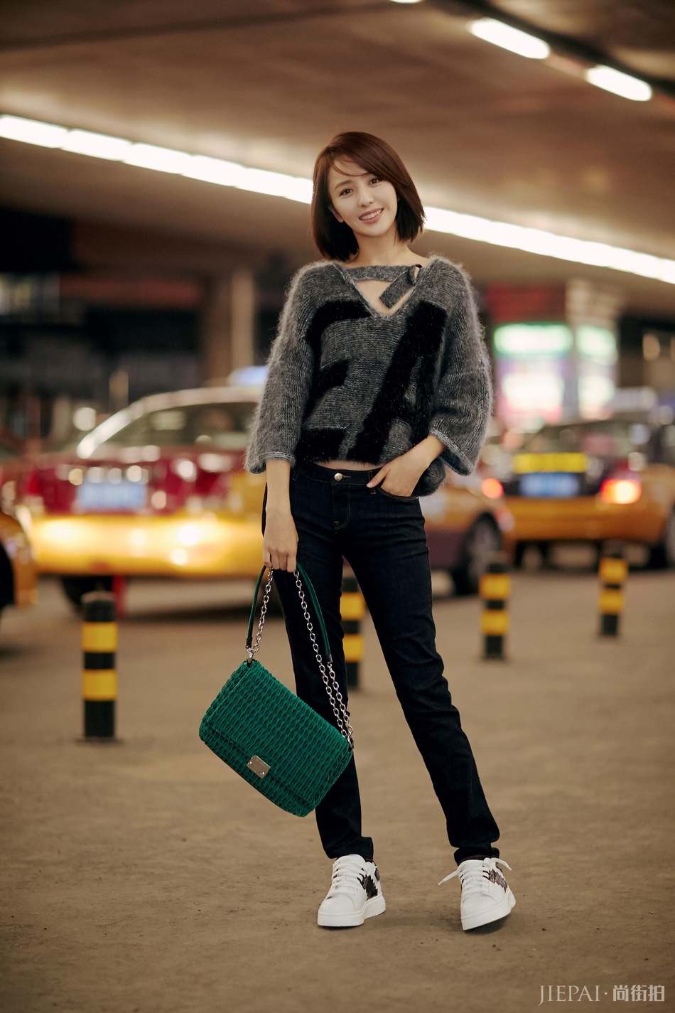 佟丽娅出发时装周 清新自然活力满满