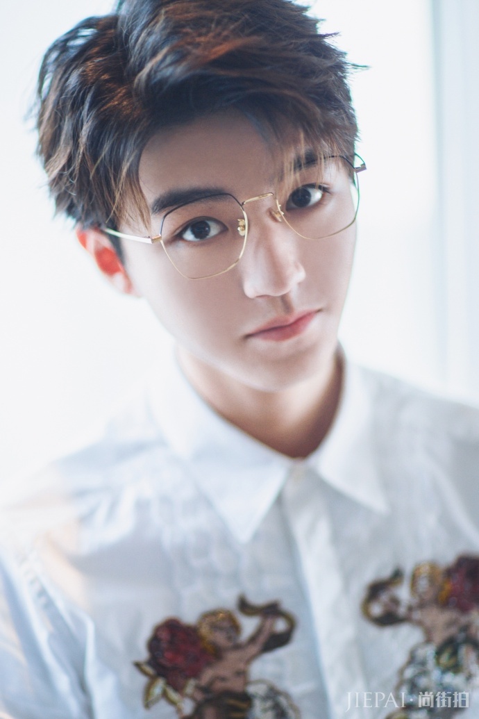 王俊凯戴眼镜演绎斯文 单手扶窗站姿酷帅十足