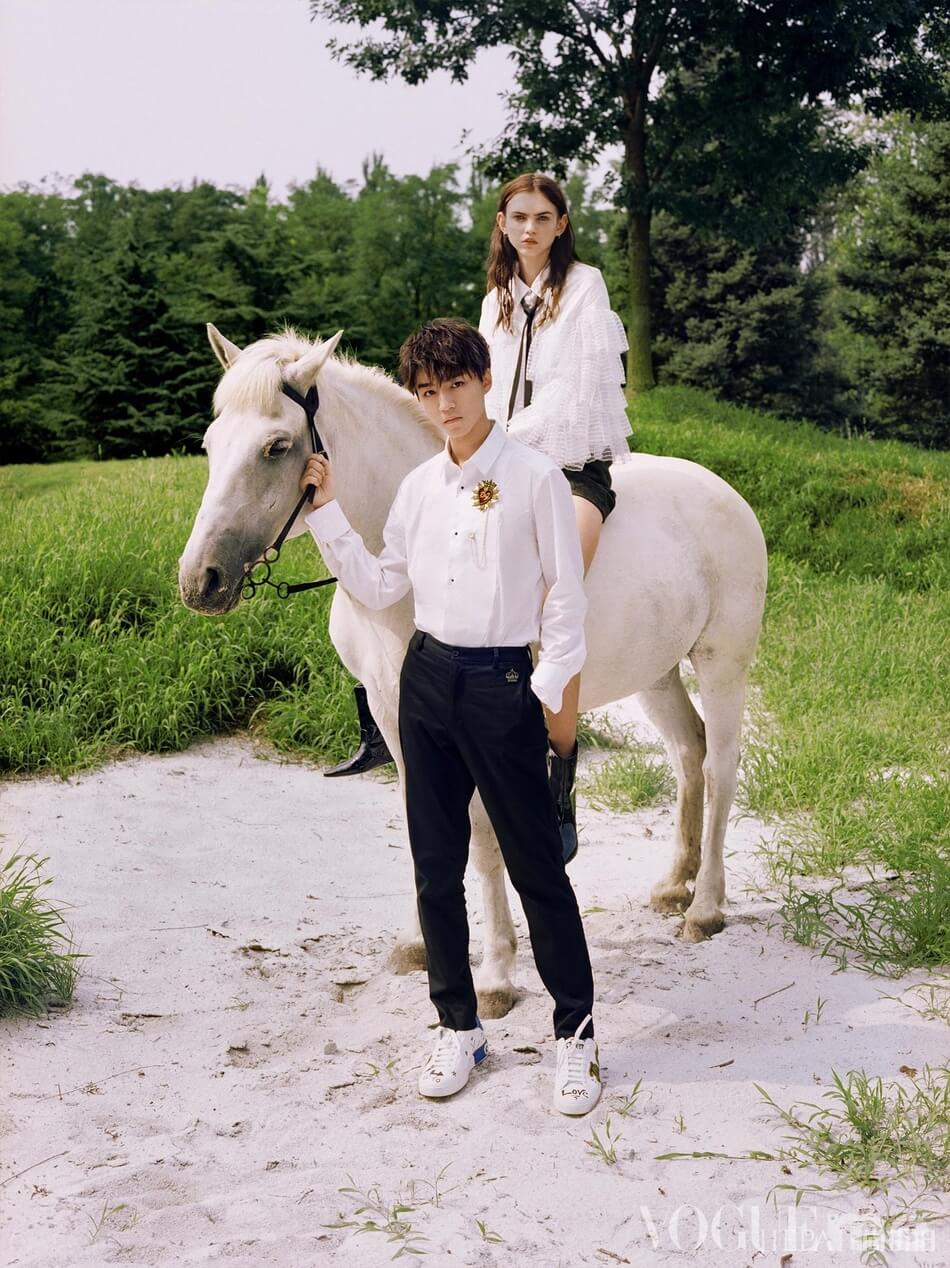 王俊凯登《VogueMe》封面 化身骑士王子