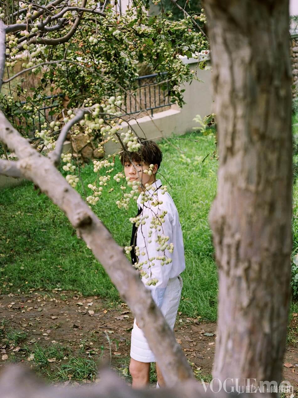 王俊凯登《VogueMe》封面 化身骑士王子