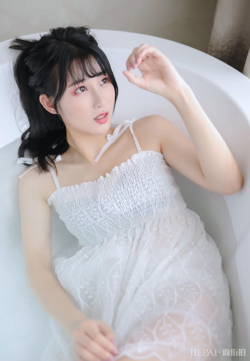 白嫩水灵美女唯美性感出水芙蓉照片写真