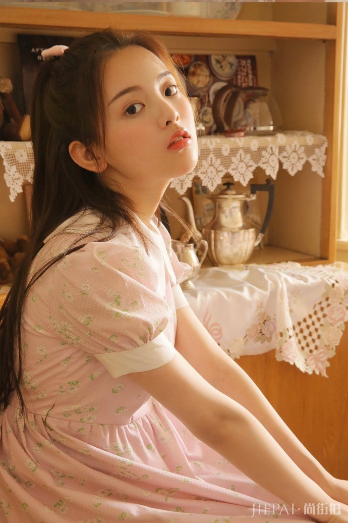 宅男女神杨超越私家闺房照曝光 少女感清纯如蜜桃