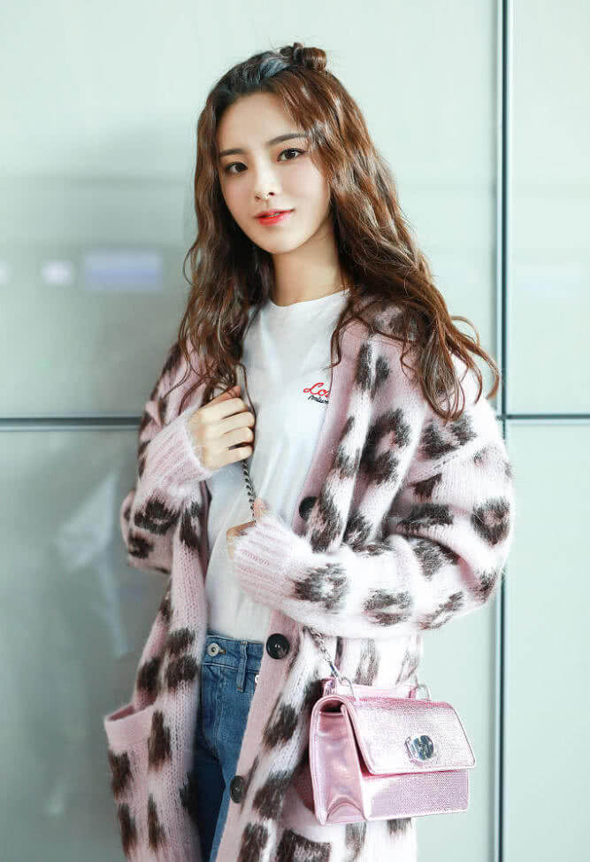 杨超越甜美出发开启时装周首秀之旅 机场街拍当场修图十分呆萌