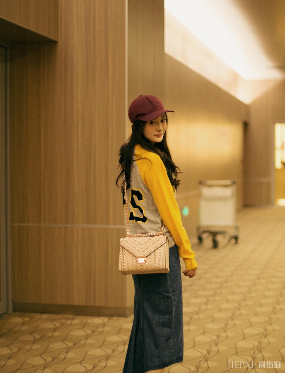 杨幂启程纽约时装周看秀 休闲搭配舒适时髦