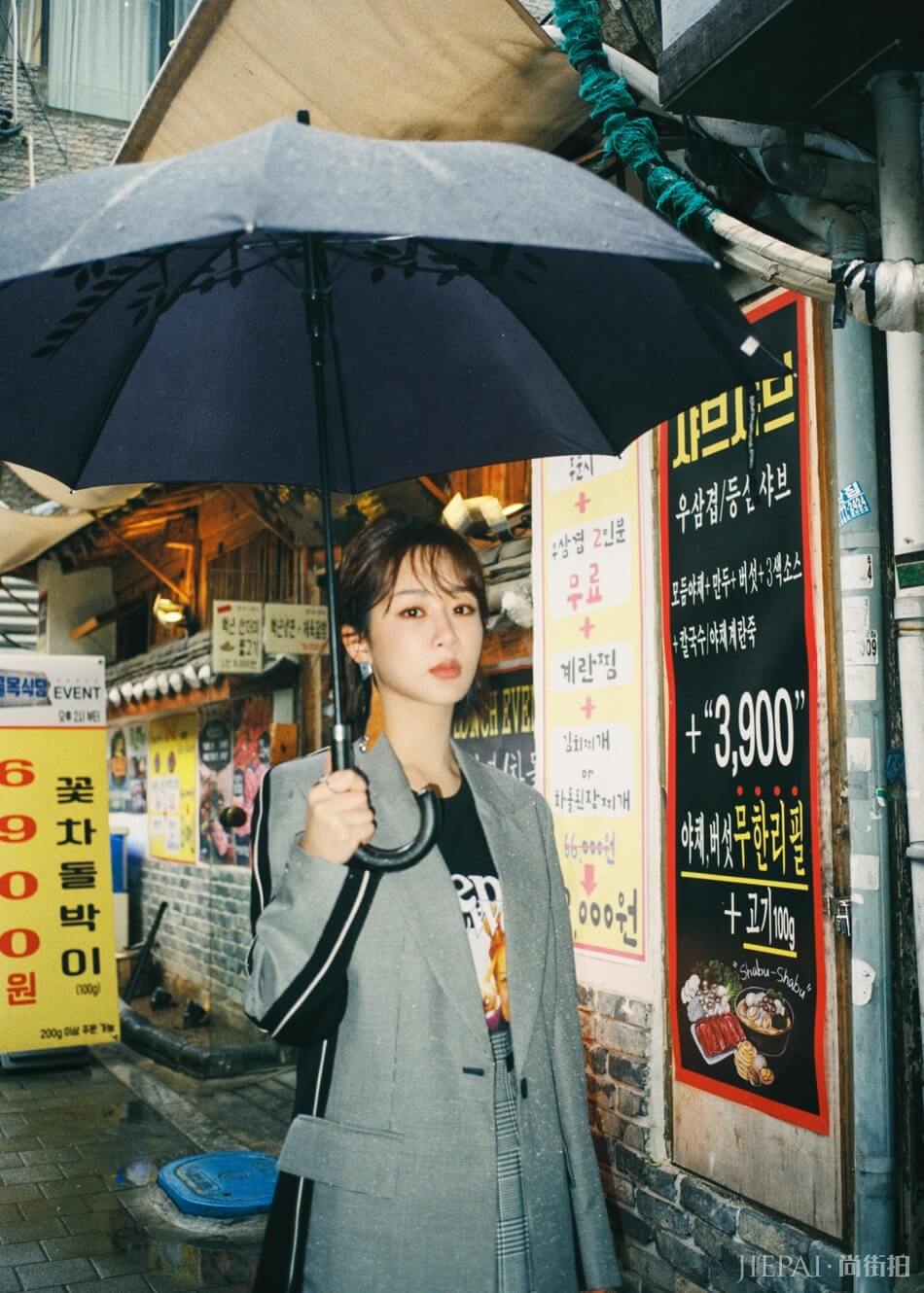 杨紫最新街拍 西装配短裙打造率性摩登风