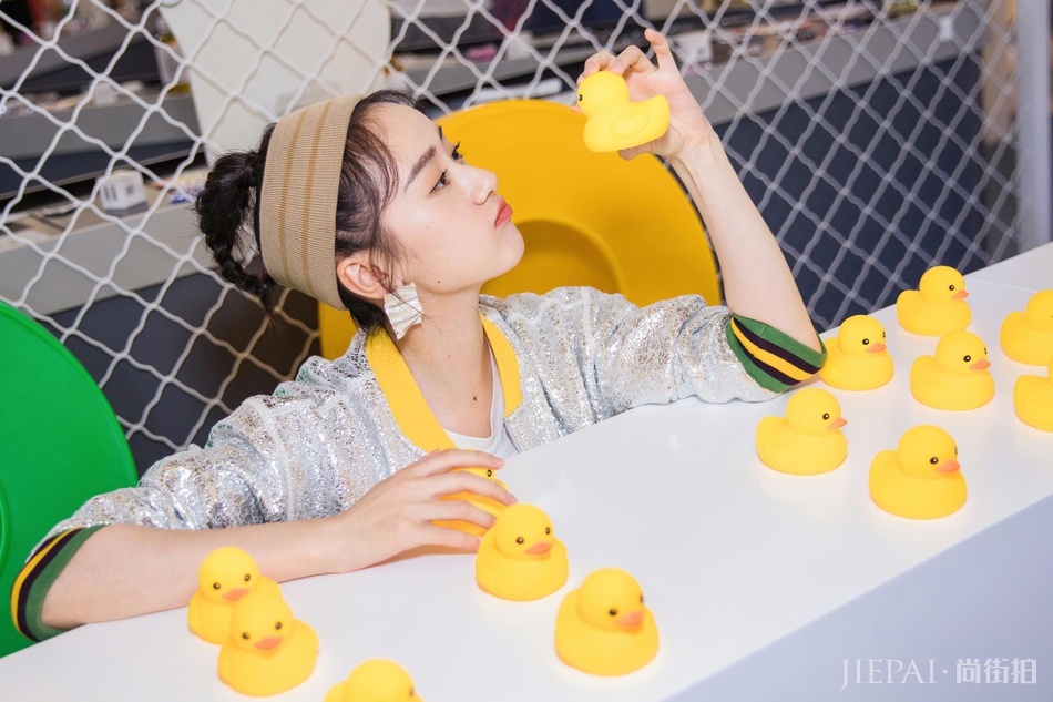 袁冰妍出席活动 化身氧气少女尽显阳光气质