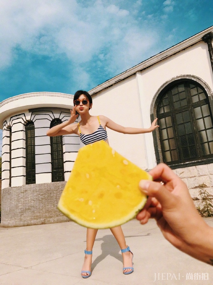 演员张俪晒出了一组自己“穿着”各种蔬菜水果的照片，创意十足