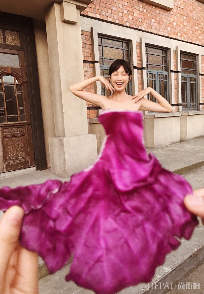 演员张俪晒出了一组自己“穿着”各种蔬菜水果的照片，创意十足