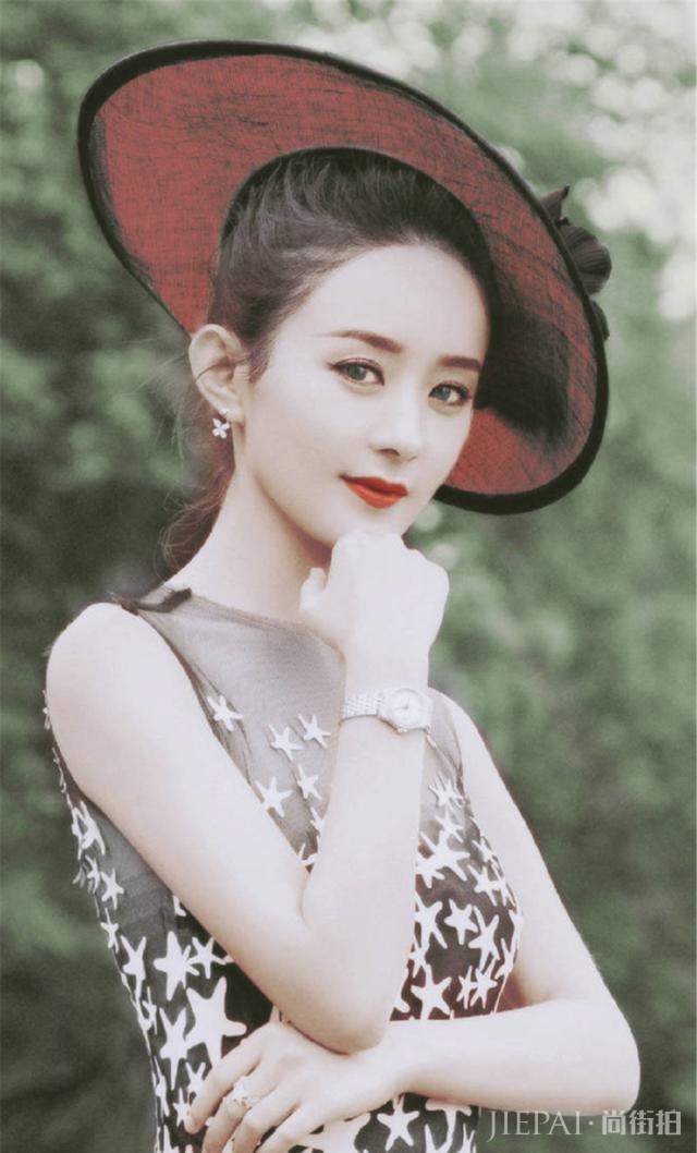 赵丽颖身穿渐变星星裙搭配礼帽 优雅还很有贵气范