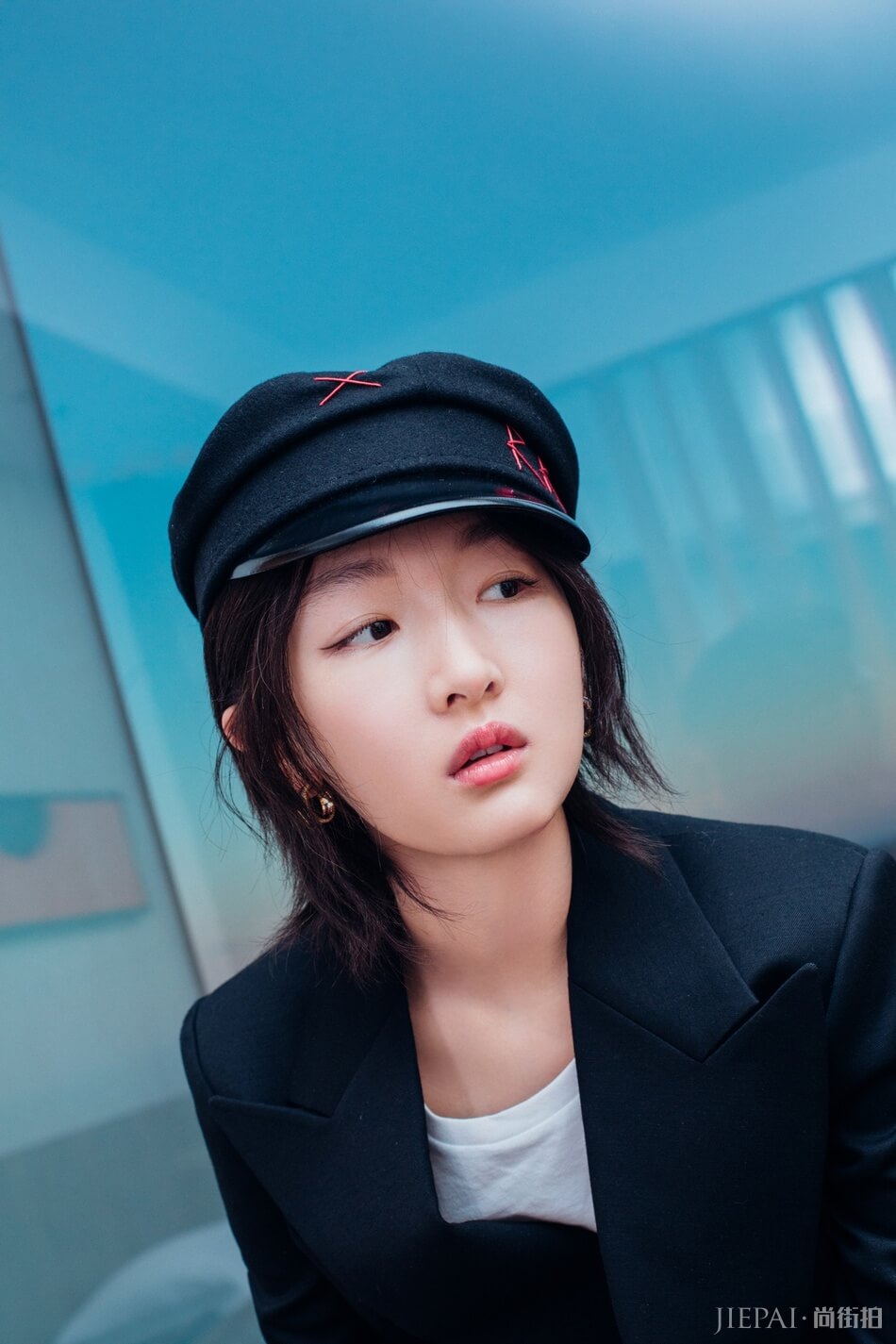 周冬雨亮相长春电影节 西装配半裙鬼马俏皮