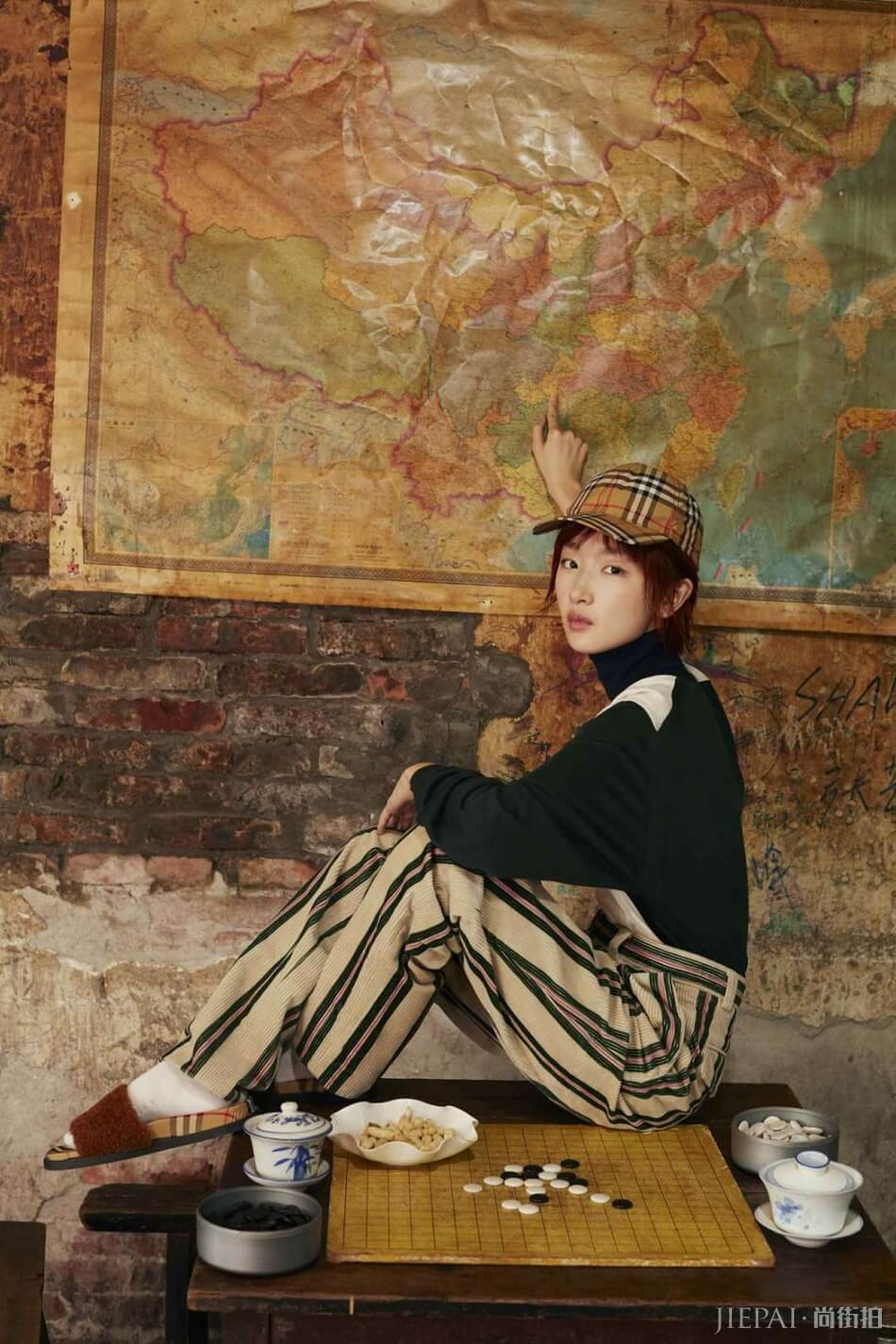 周冬雨再登银十封面 率性演绎N种生活方式