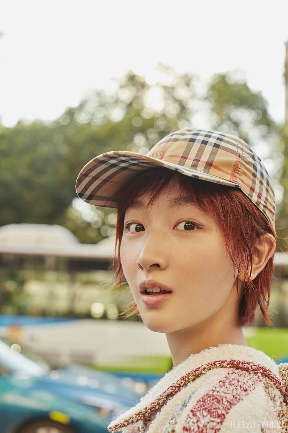 周冬雨再登银十封面 率性演绎N种生活方式