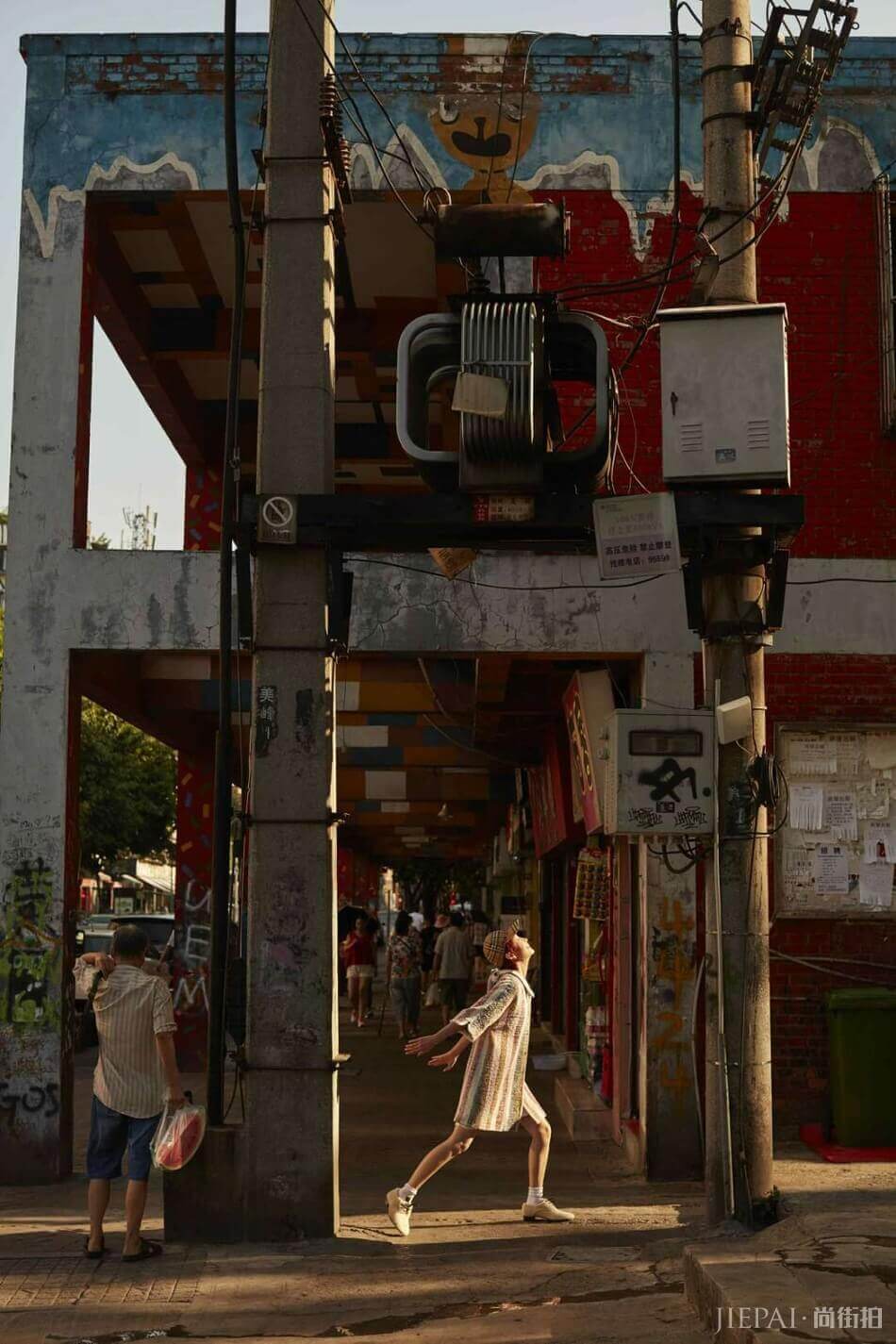 周冬雨再登银十封面 率性演绎N种生活方式