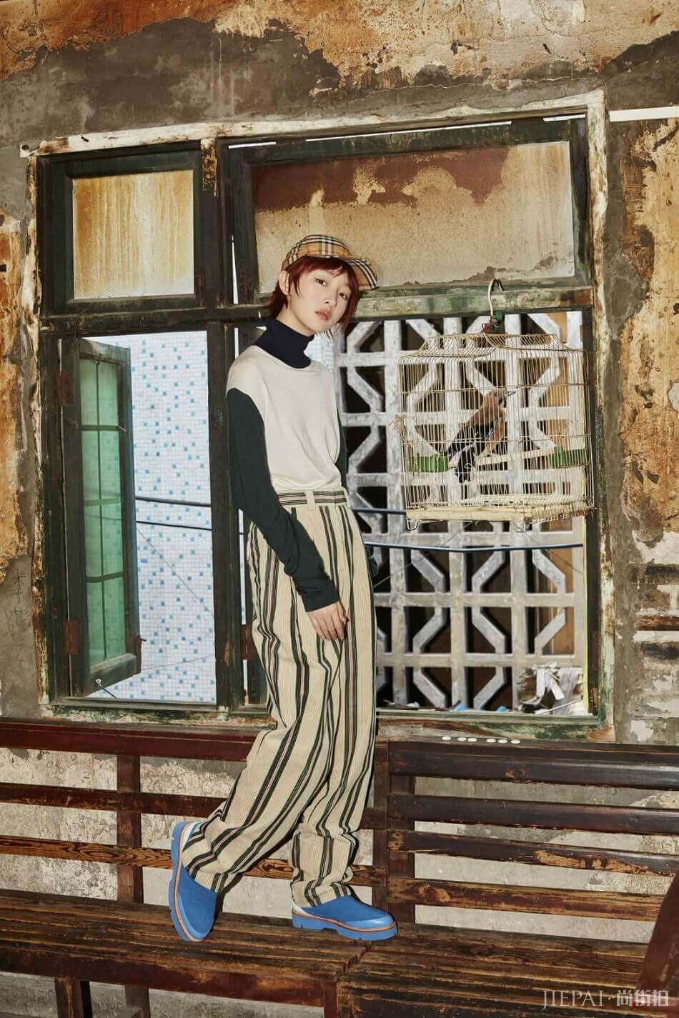 周冬雨再登银十封面 率性演绎N种生活方式