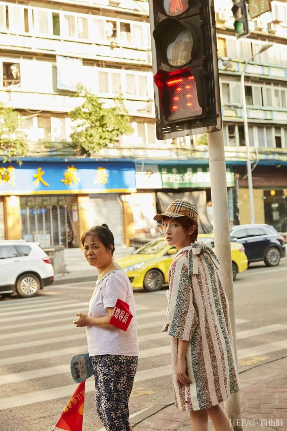 周冬雨再登银十封面 率性演绎N种生活方式