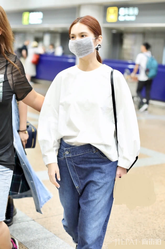 杨丞琳不好好穿裤子，歪到一边去了，鞋子也像缝了“银针”上去！