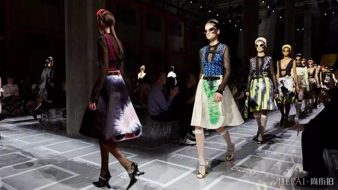 平胸即时髦，这3款衣服只有平胸穿才显高级