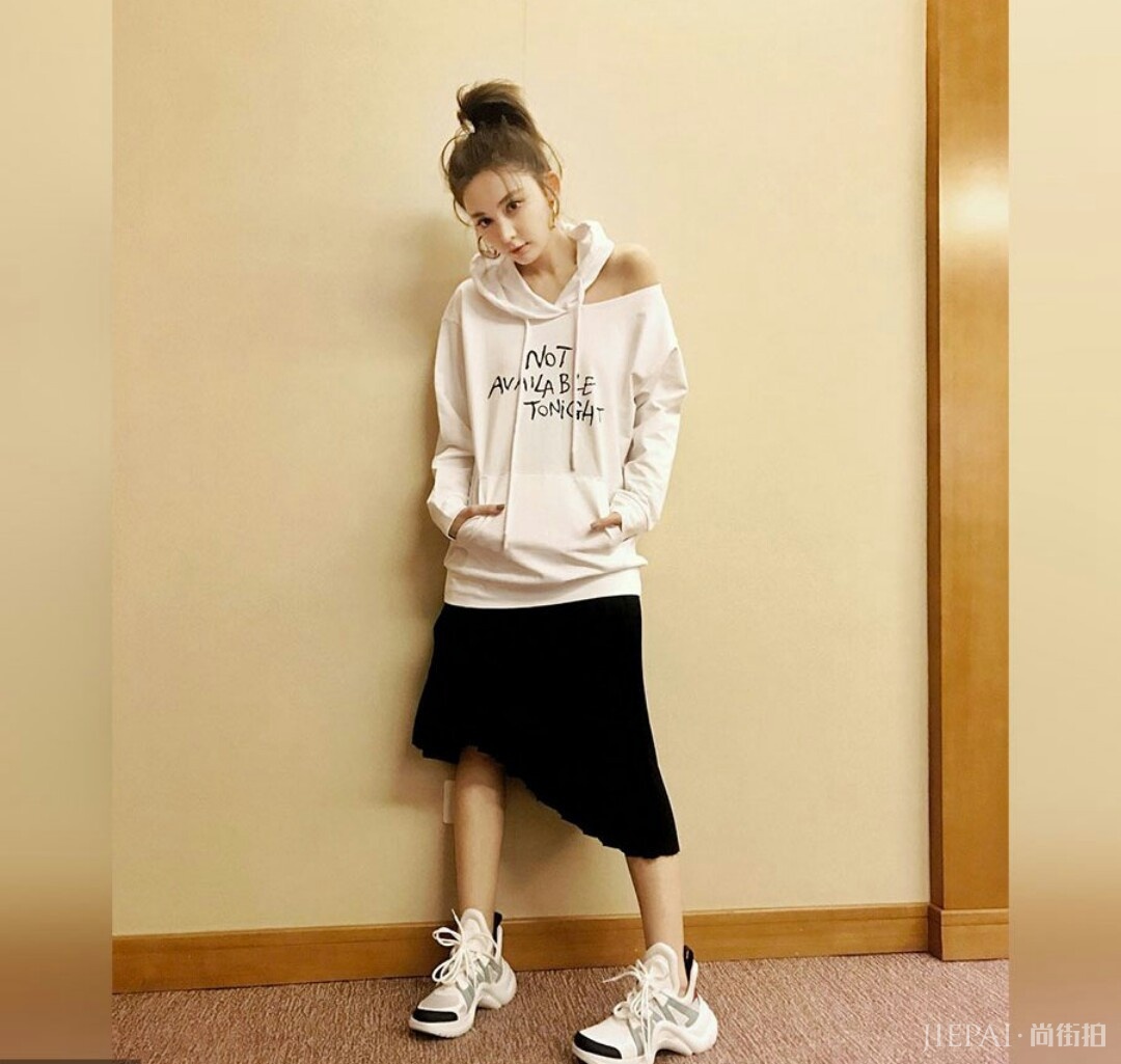 抓住秋天的尾巴，尽情享受短裙吧