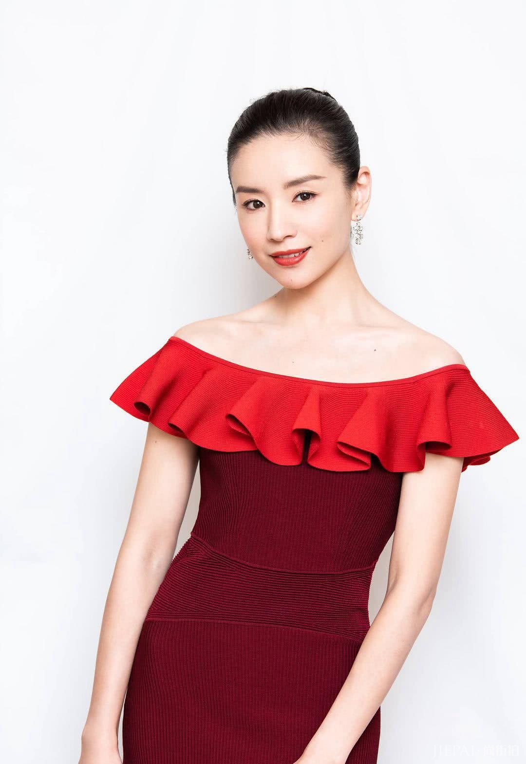 董洁剪刘海至少减龄20岁,扎低马尾穿百褶裙,少女感惊艳!
