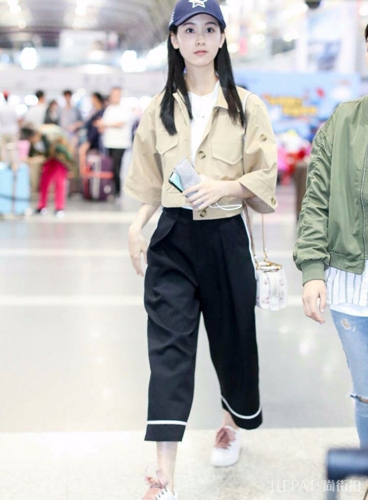 陈都灵机场街拍 包都挎到大腿上了！青春火力全开