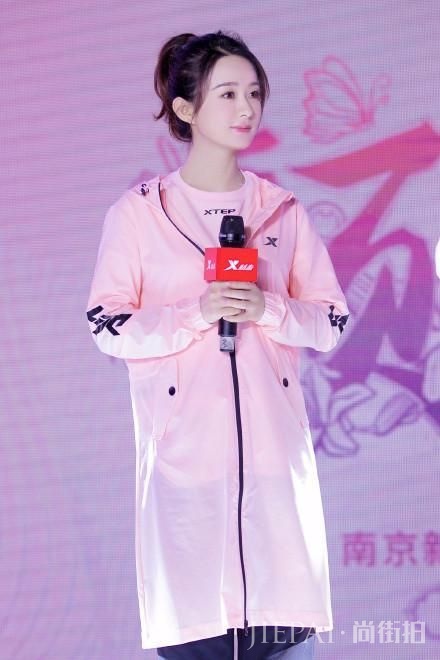 赵丽颖用宽松外套遮身材,网友:难不成最近变胖了?