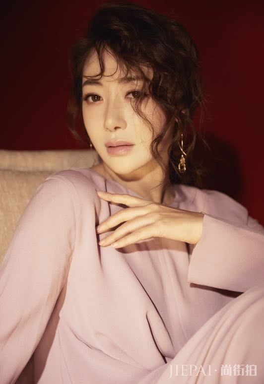 陈紫函换发型了,新款“陈式凌乱”发型时髦显嫩,这次美得惊艳