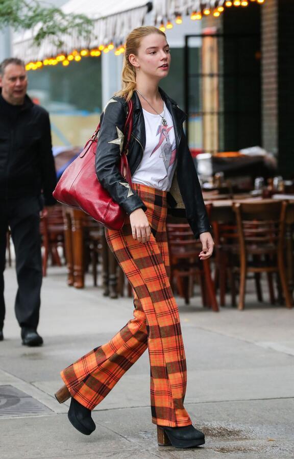 安雅·泰勒乔伊纽约街头甜美街拍，金发飘逸