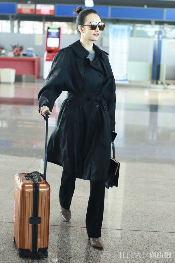90斤王鸥穿大码风衣机场街拍,网友:衣服都能装下两个你了!