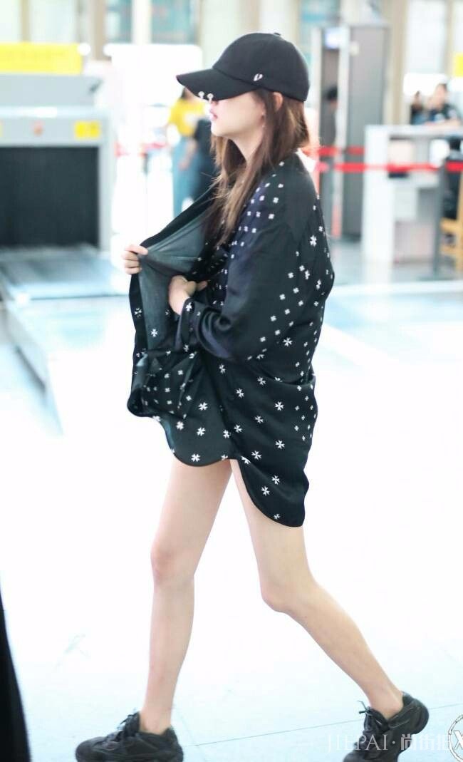 关晓彤从“大妈”界回来了，穿对粉色蕾丝裙，少女气息扑面而来！