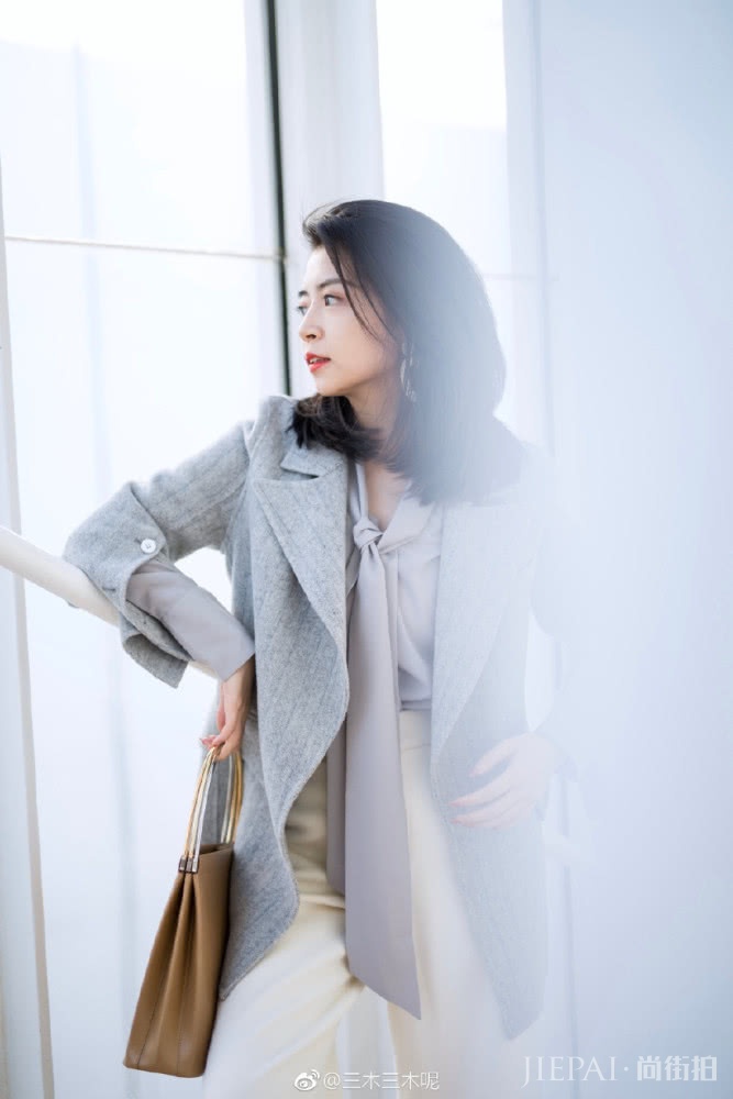 时尚博主亲自示范锁骨发连搭连衣裙的日常穿搭 优雅又时尚