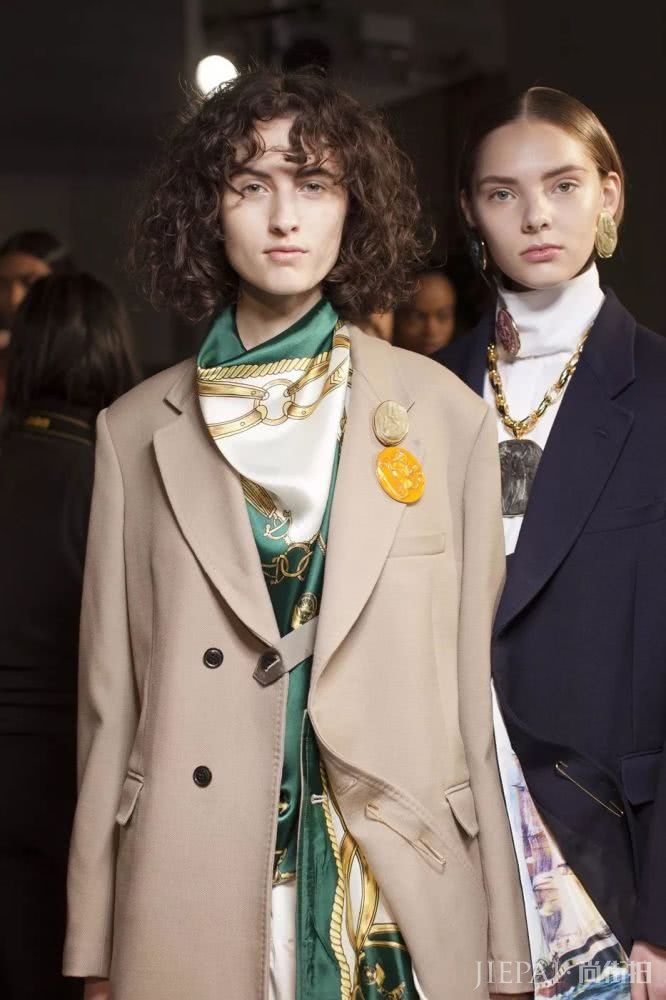 穿衣配丝巾,四两拨千斤 喜欢丝巾的同学来看看这份最全的丝巾搭配攻略吧