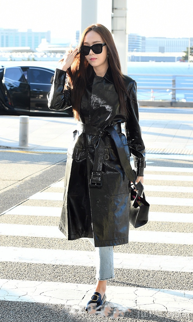 郑秀妍将紧身裤穿成普通牛仔裤，配上漆皮风衣感觉很高级