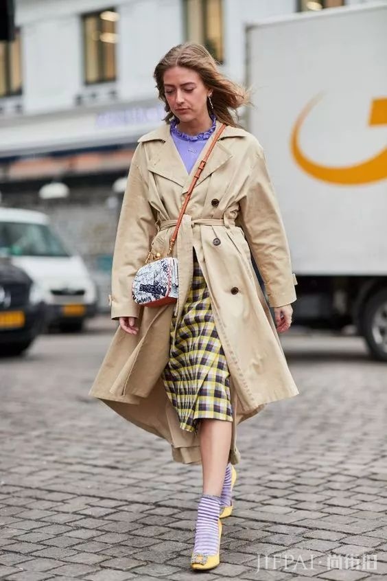 秋天风衣裙子怎么搭好看?风衣裙子穿好了能搭出高级感