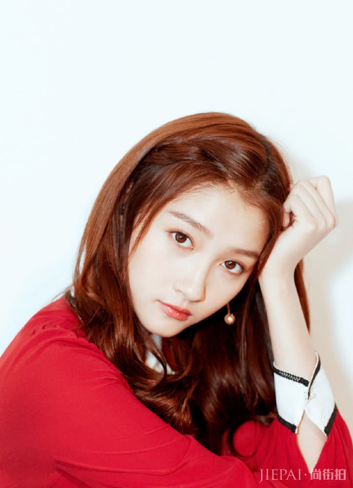 173cm的关晓彤颜值高，红装配油发也能轻松驾驭
