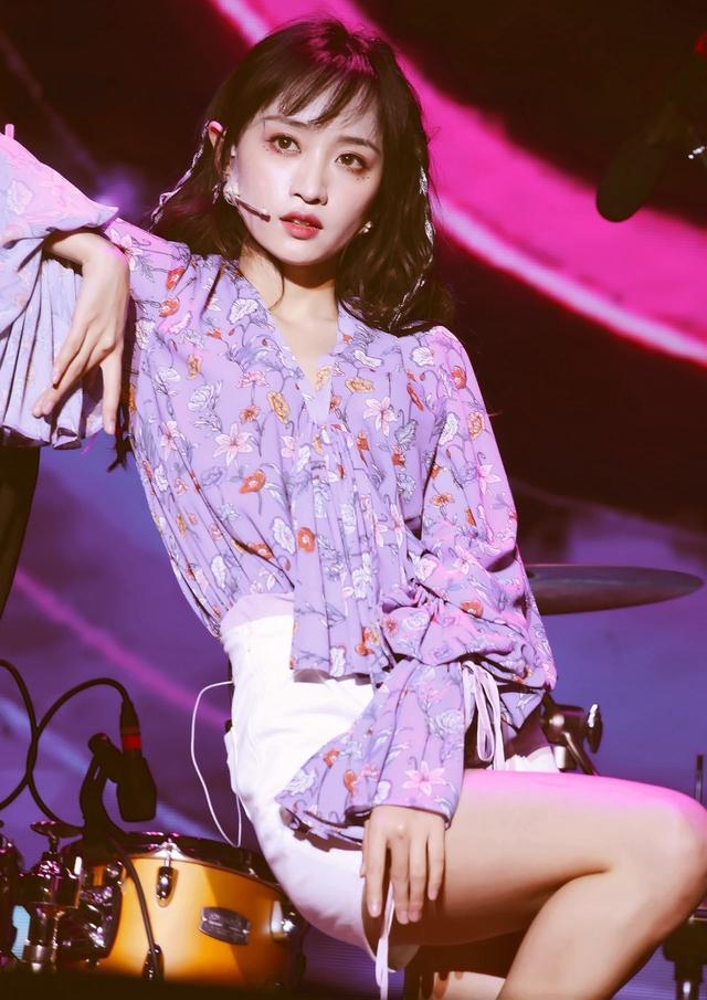 黄婷婷再现“怪味时尚”，自制短裤搭配长裙，网友直呼看不懂！